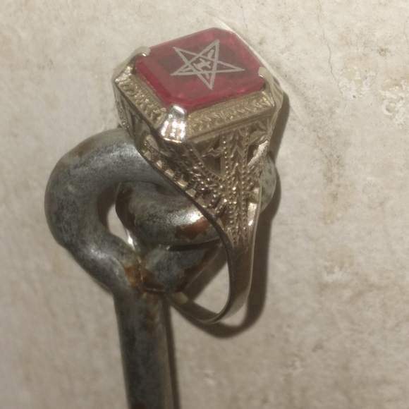 10k White Gold Ring with Red Gemstone - Picture 3 of 4